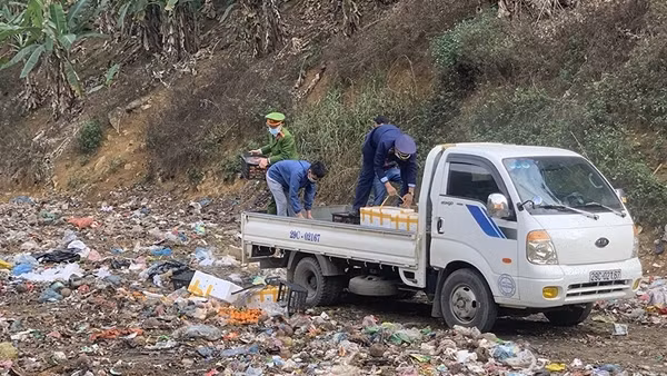 Tết đã qua lâu, cửa hàng tạp hoá vẫn "ém" pháo lậu ảnh 2