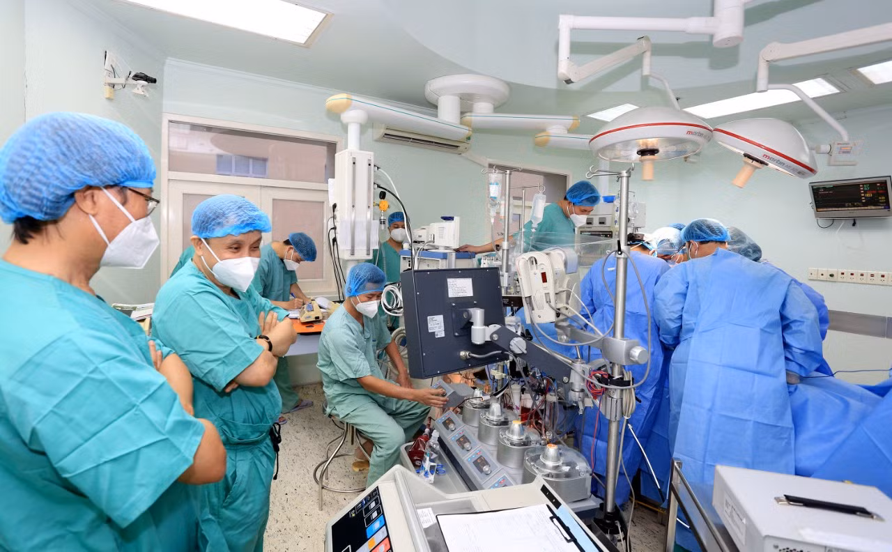 Bác sĩ chạy đua với thời gian thực hiện ca ghép tim cứu sống bệnh nhân -0