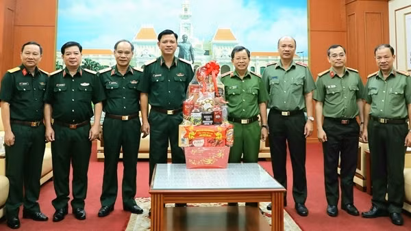 Bộ Tư lệnh Quân khu 7 thăm, chúc Tết Công an TP Hồ Chí Minh