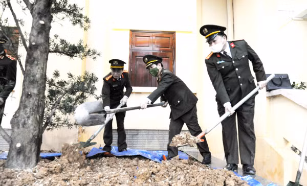 Lãnh đạo Bộ Công an dâng hoa, dâng hương tại Nghĩa trang Liệt sĩ Quốc gia Vị Xuyên -0