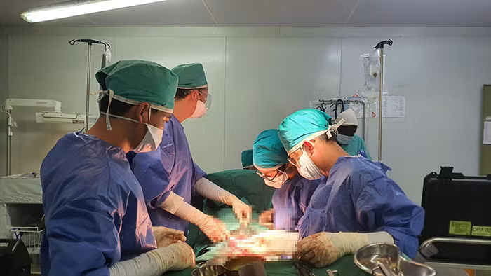kíp phẫu thuật khoa Ngoại bệnh viện dã chiến cấp 2 số 3 Việt Nam hỗ trợ bệnh viện Bác sỹ Không biên giới MSF mổ lấy thai thành công 1 ca Suy thai ở bà mẹ gù vẹo cột sống nặng nề do di chứng lao cột sống -0