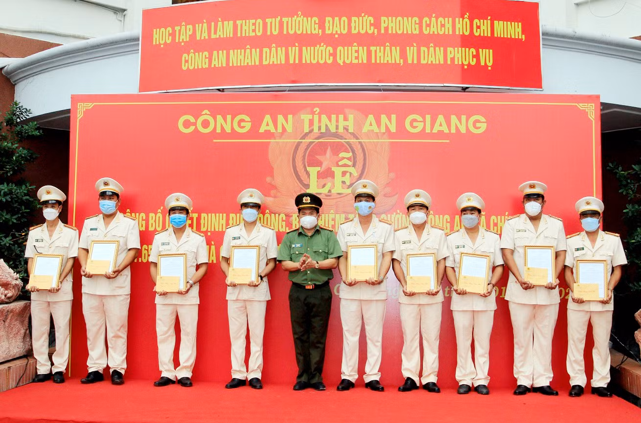 An Giang chuyển toàn bộ mô hình Công an xã bán chuyên trách sang chính quy -0
