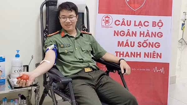 Phó Bí thư đoàn thanh niên hiến máu cứu bệnh nhân qua cơn nguy kịch