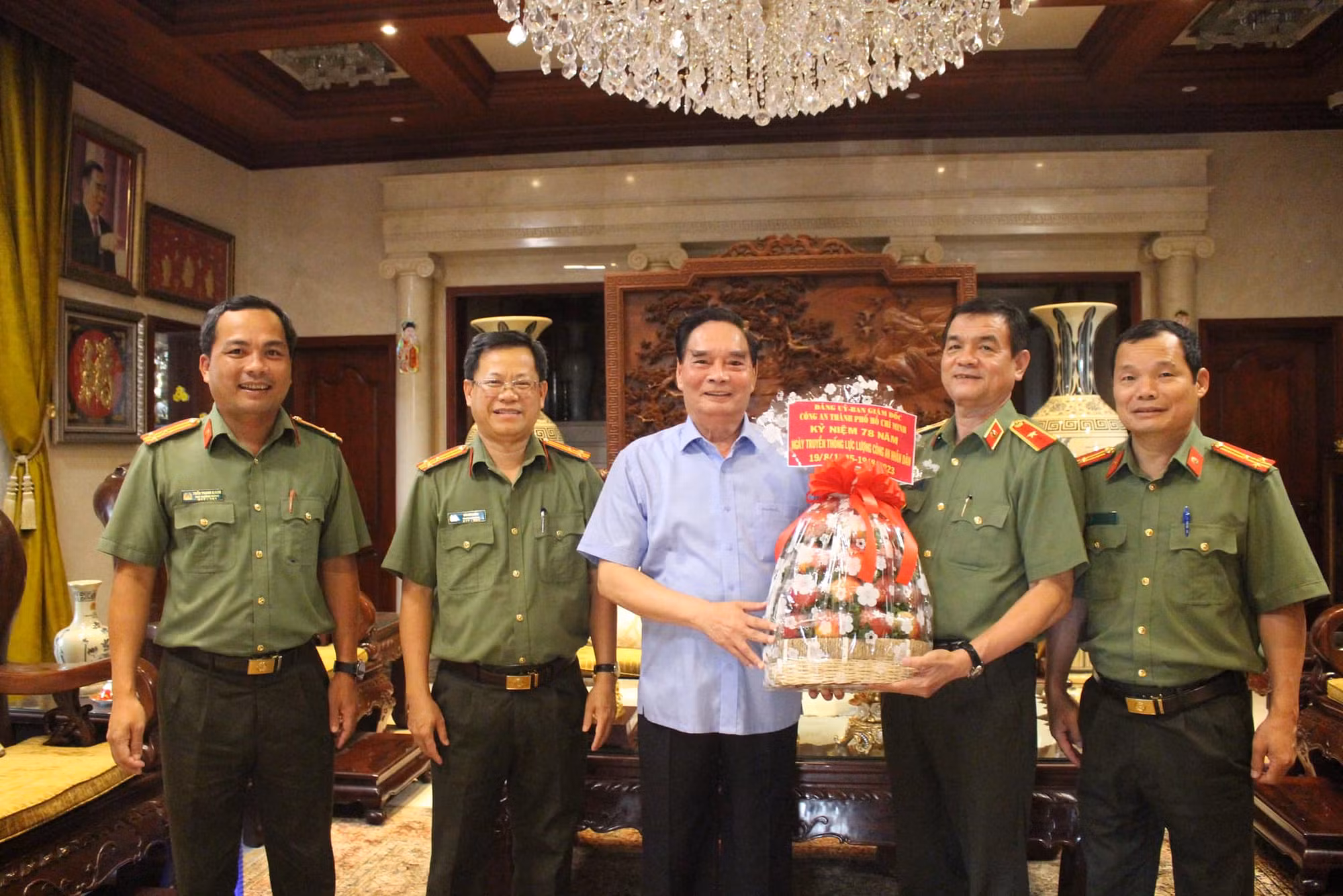 Công an TP Hồ Chí Minh thăm, tặng quà các đồng chí nguyên lãnh đạo và gia đình -0