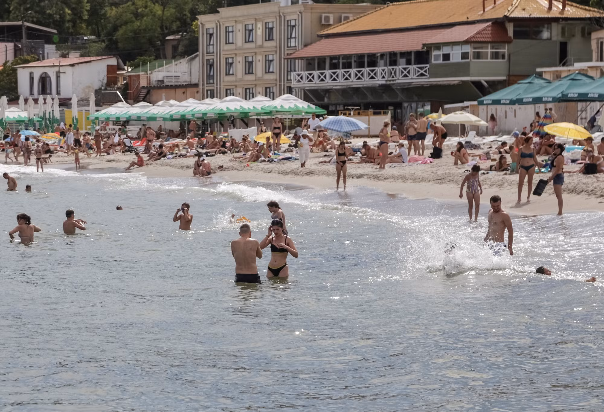 Ukraine mở lại bãi biển ở Odesa sau thời gian dài đóng cửa -0