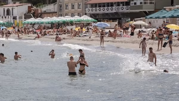 Ukraine mở lại bãi biển ở Odesa sau thời gian dài đóng cửa