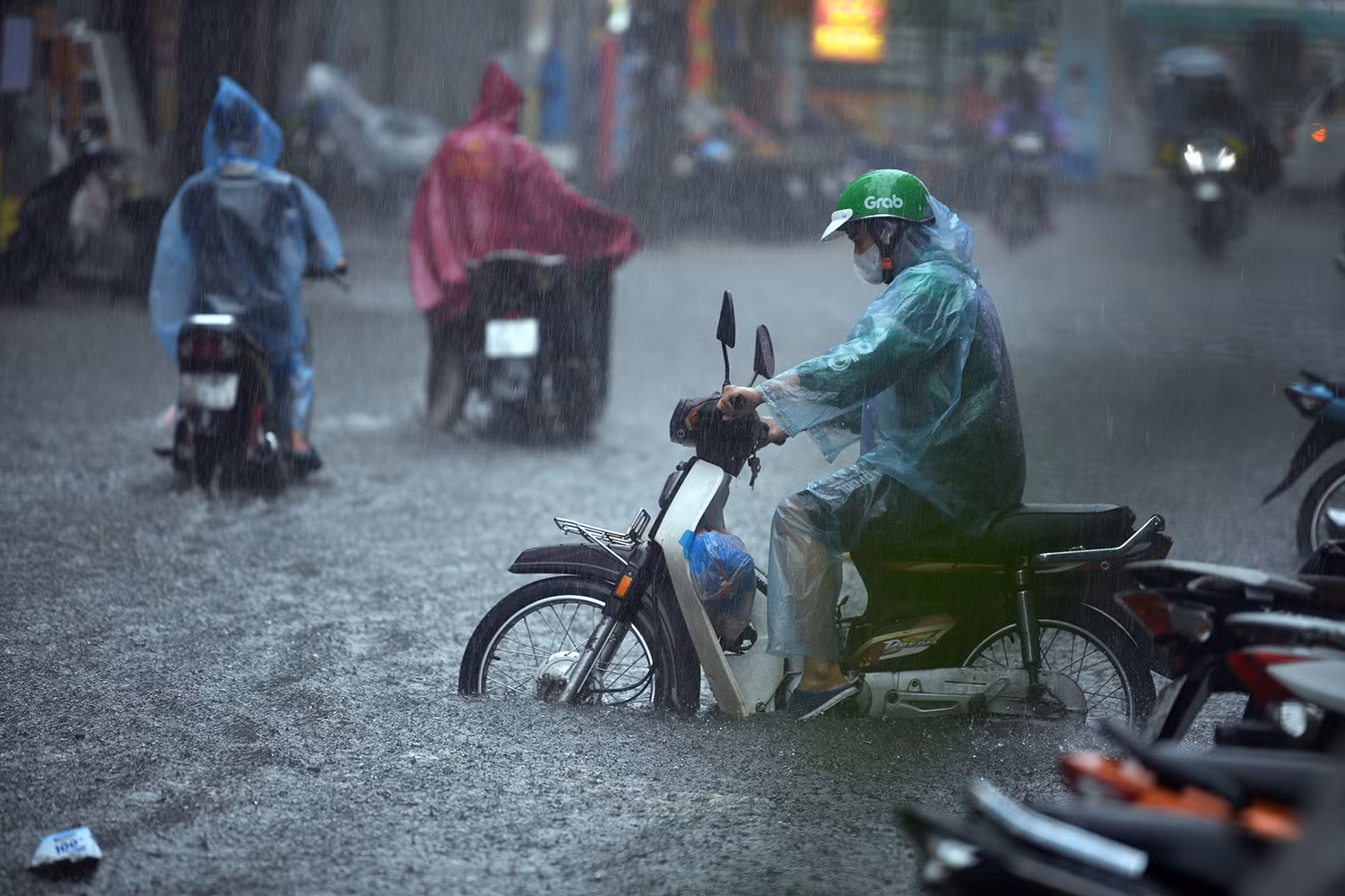 Miền Bắc nắng gián đoạn, trưa chiều mưa to; Trung Bộ nóng rát người -0