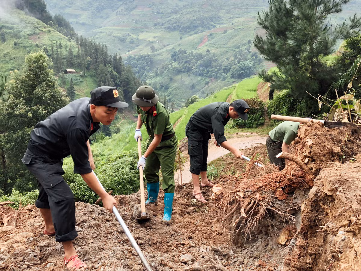 Lực lượng Công an giúp dân khắc phục hậu quả mưa lũ -4