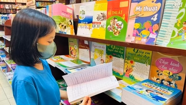 Không để xảy ra tình trạng chậm, thiếu hoặc tăng giá SGK bất hợp lý trước thềm năm học mới