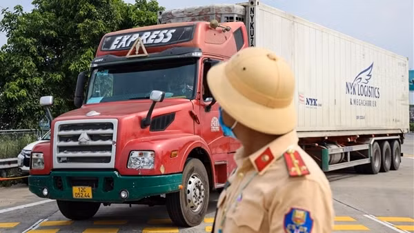 Cả loạt xe khách, container bị CSGT tuýt còi trên cao tốc
