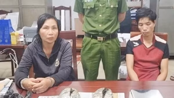 Bắt 2 đối tượng vận chuyển ma túy từ nước ngoài về Việt Nam
