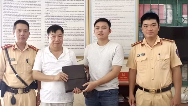 Nhặt được của rơi, nhờ CSGT tìm chủ nhân để trao trả