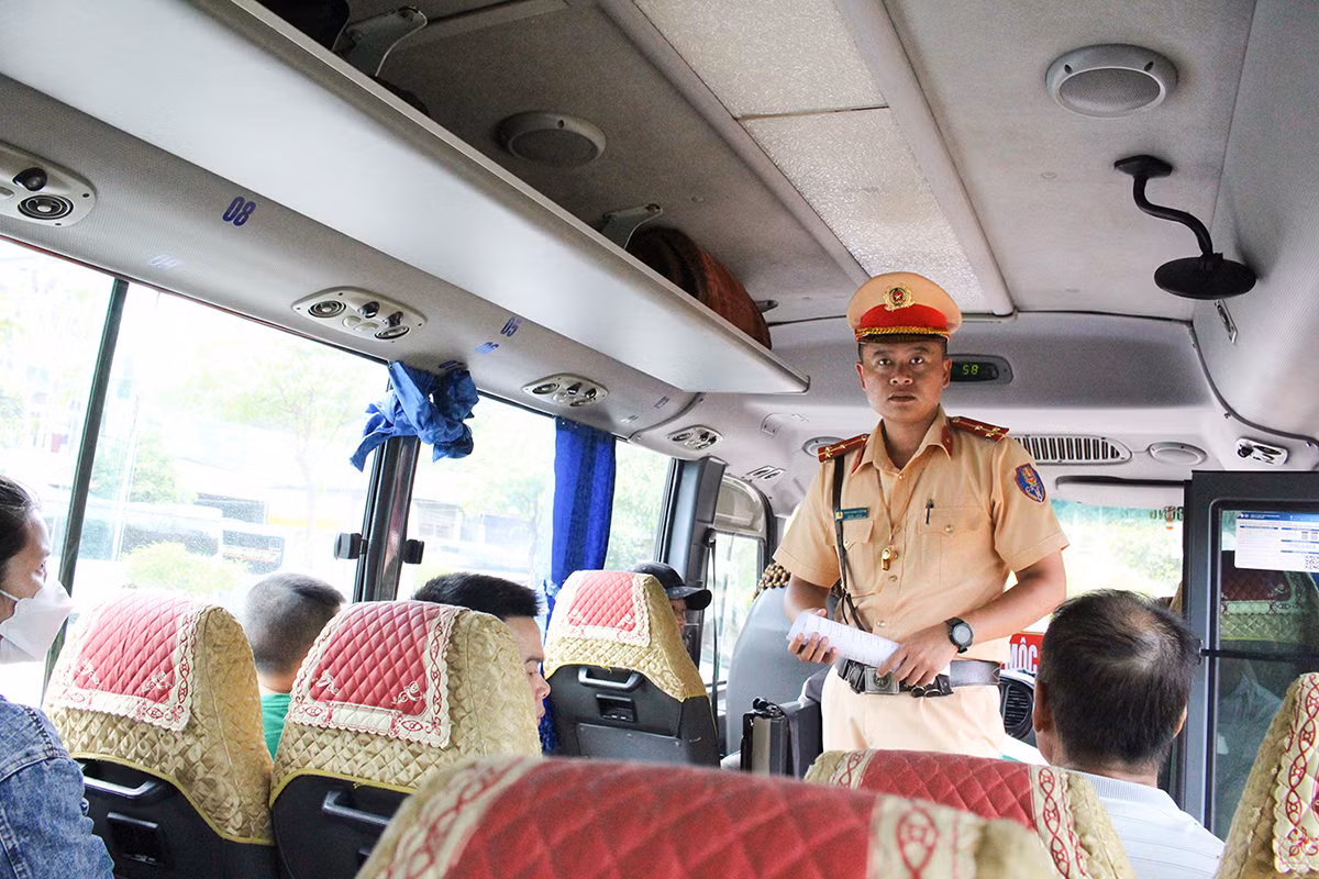 Xe khách, xe hợp đồng liên tiếp bị CSGT Sơn La “tuýt còi” -0
