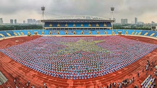5.000 người đồng diễn yoga xếp hình là cờ Tổ quốc