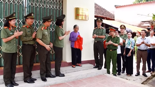 Trao tặng Nhà nghĩa tình đồng đội cho thân nhân liệt sĩ CAND Lê Văn Khang