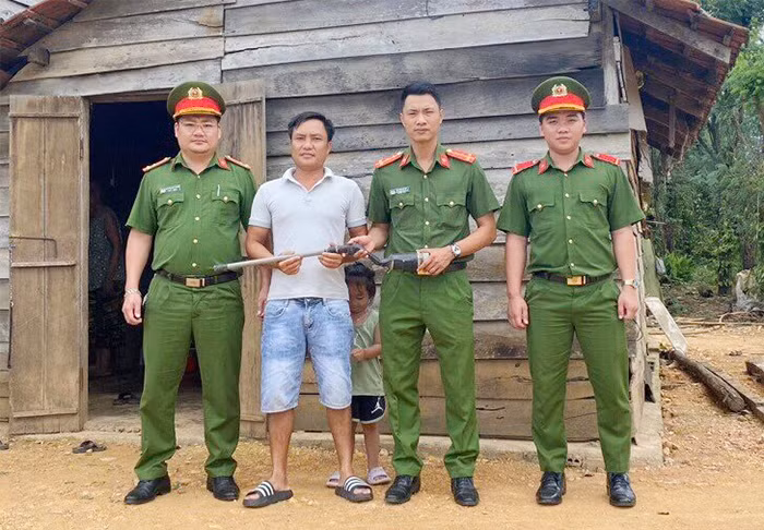 Một chiến sĩ Công an vận động người dân giao nộp nhiều súng tự chế -0