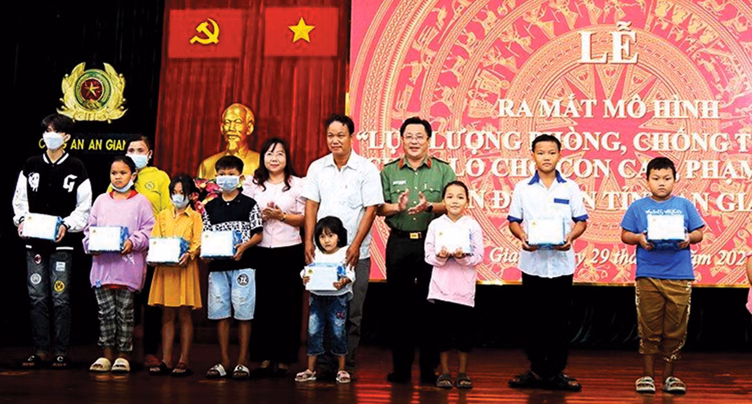 Ấm áp tình người phía sau song sắt_SODACBIET19-8_T36 -0