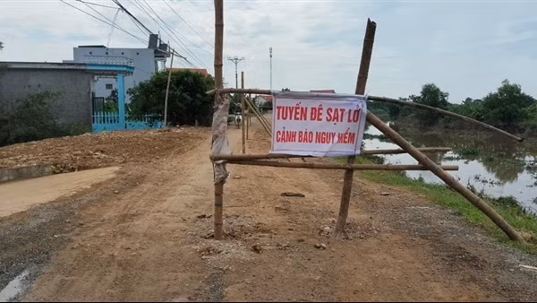 Người dân hoang mang vì đê sông Càn tiếp tục sạt lở nghiêm trọng