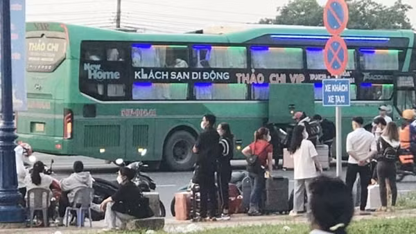 Nhức nhối tình trạng dừng đỗ, đón trả khách trái quy định trong thành phố