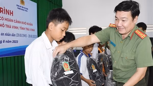 Cục Ngoại&nbsp;tuyến và Công an tỉnh Trà Vinh tổ chức nhiều hoạt động nhân Ngày truyền thống CAND