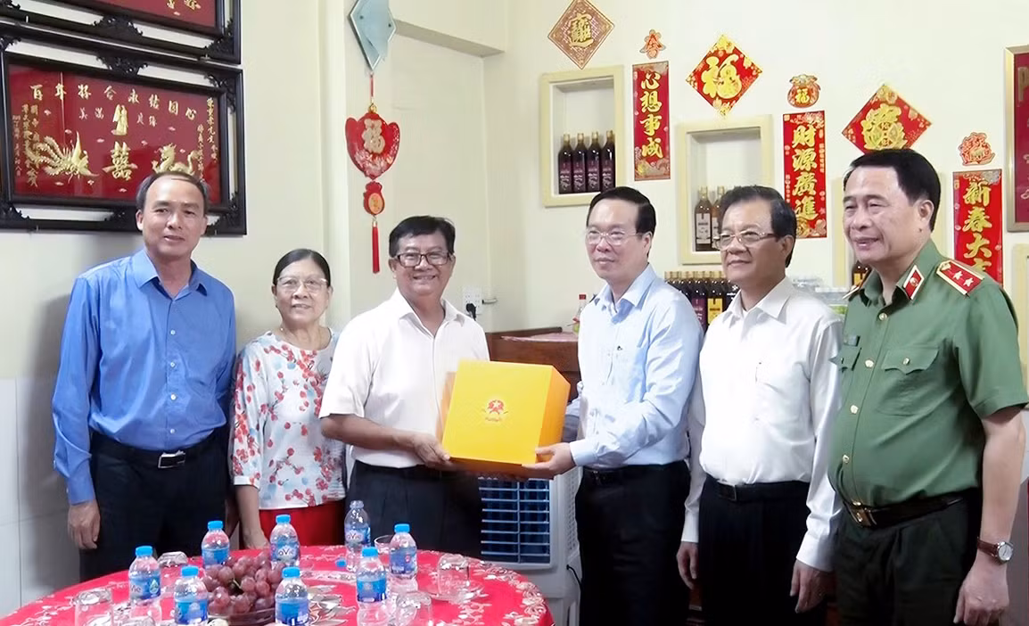 Chủ tịch nước Võ Văn Thưởng thăm, tặng quà nhân dân xã biên giới -0