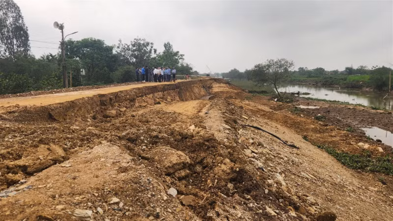 Người dân hoang mang vì đê sông Càn tiếp tục sạt lở nghiêm trọng -0