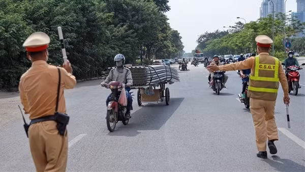Cảnh sát “giăng lưới” bắt xe&nbsp;cũ nát chở hàng cồng kềnh