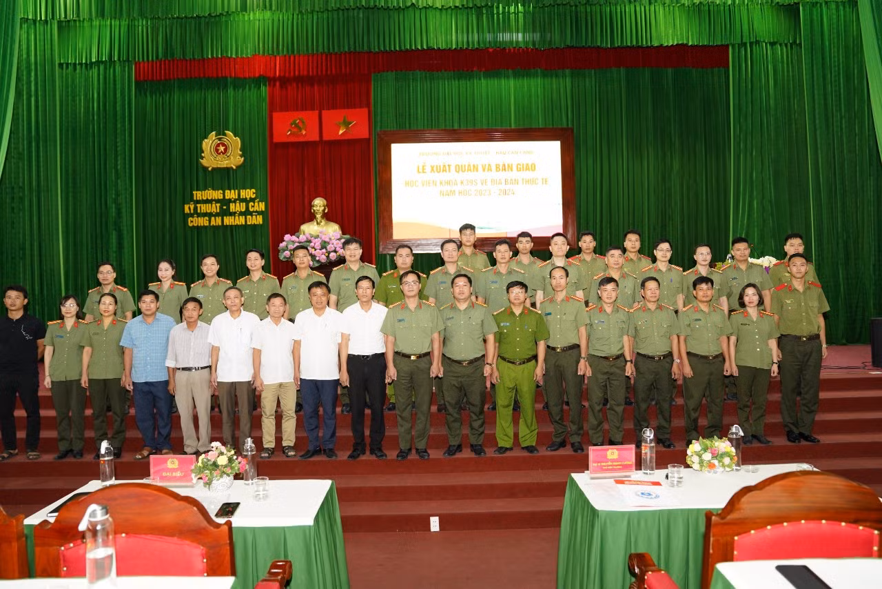 Hàng trăm học viên Trường Đại học Kỹ thuật-Hậu cần CAND xuống cơ sở 