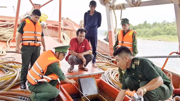 Tạm giữ tàu cá thay đổi công năng chở 80.000 lít dầu lậu