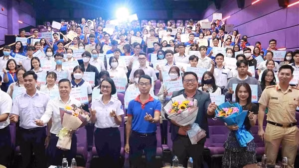 Trao tặng 41 suất học bổng Tiếp sức mùa thi cho các thí sinh đặc biệt khó khăn