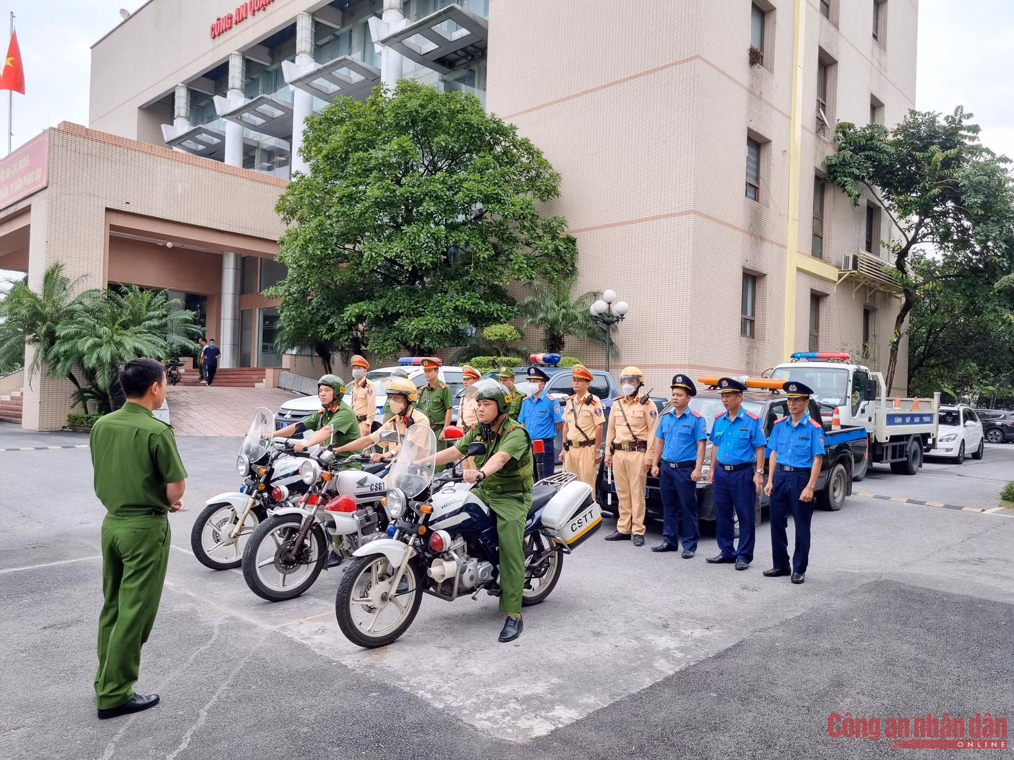 Công an quận Long Biên kiểm soát chặt xe khách và container -0