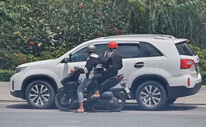 Bắt quả tang 2 thanh niên phát tờ rơi có nội dung khiêu dâm -0