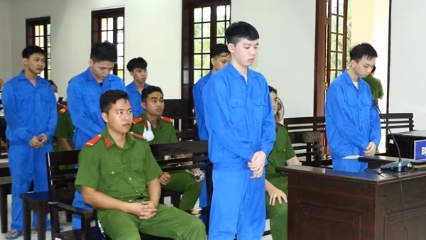 Chém người trong quán nhậu, nhóm thanh niên lãnh 62 năm tù