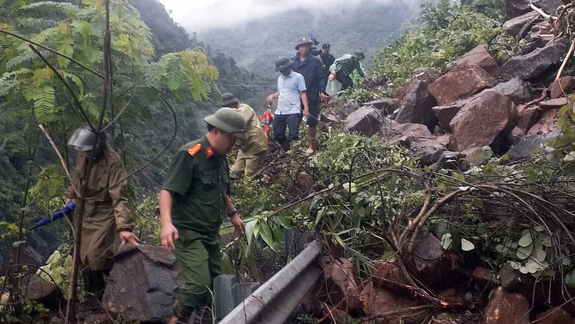 Công an Sơn La huy động lực lượng khắc phục hậu quả sau mưa lũ