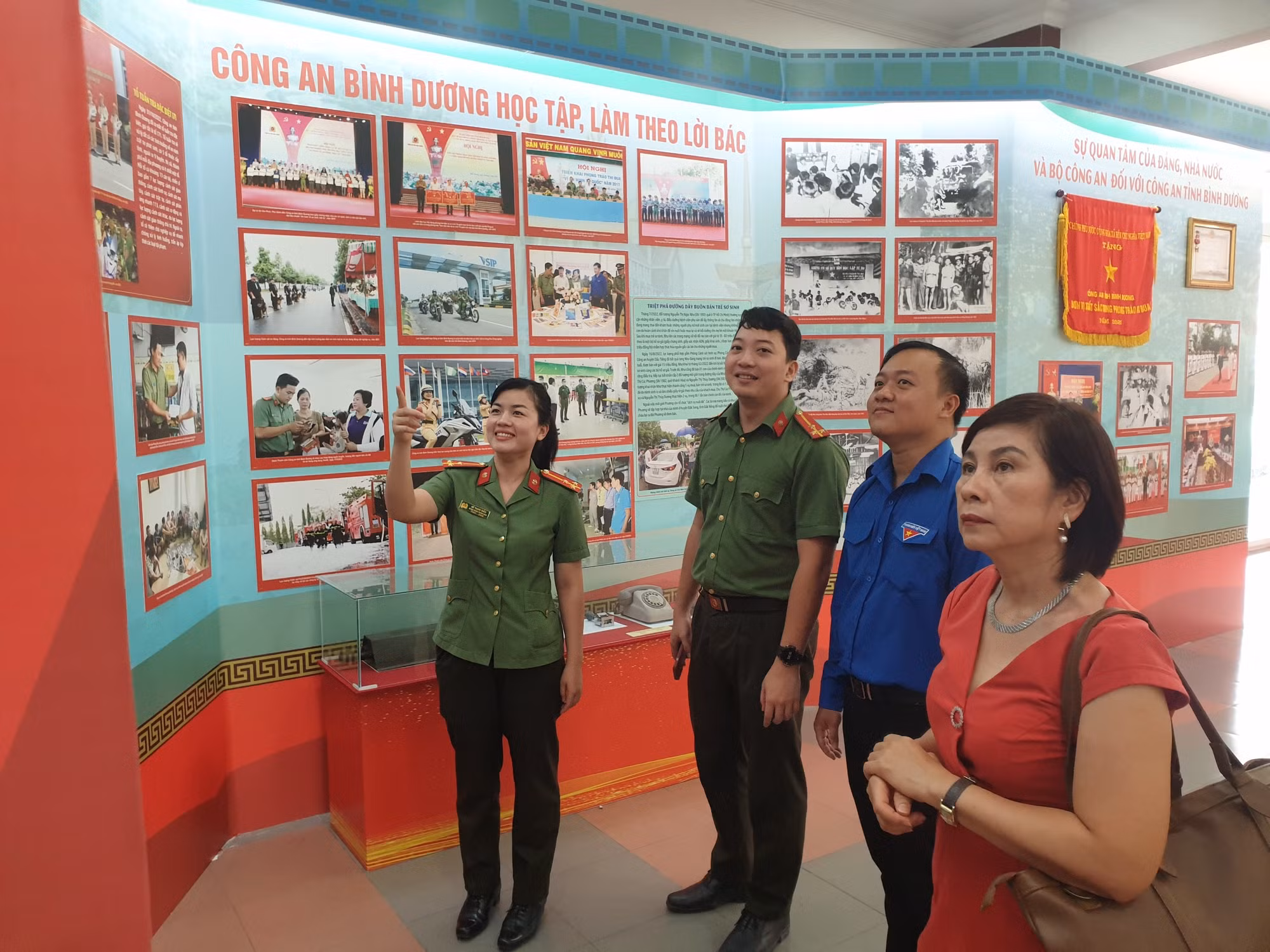  Khai mạc triển lãm “75 năm- Công an nhân dân làm theo lời Bác” -0