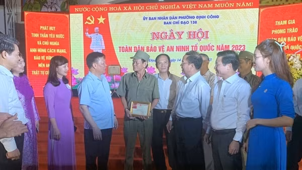 Bí thư Thành ủy Đinh Tiến Dũng dự, chung vui Ngày hội toàn dân bảo vệ ANTQ tại phường Định Công