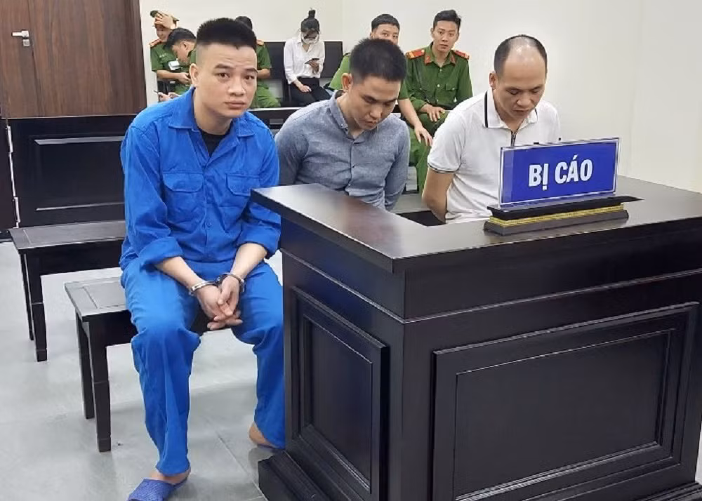 Dùng nhục hình tra tấn người viết phần mềm đánh bạc, ba bị cáo lĩnh 58 năm tù -0