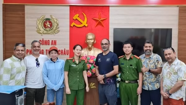 Nhanh chóng tìm, trao trả tài sản bị mất cho du khách nước ngoài