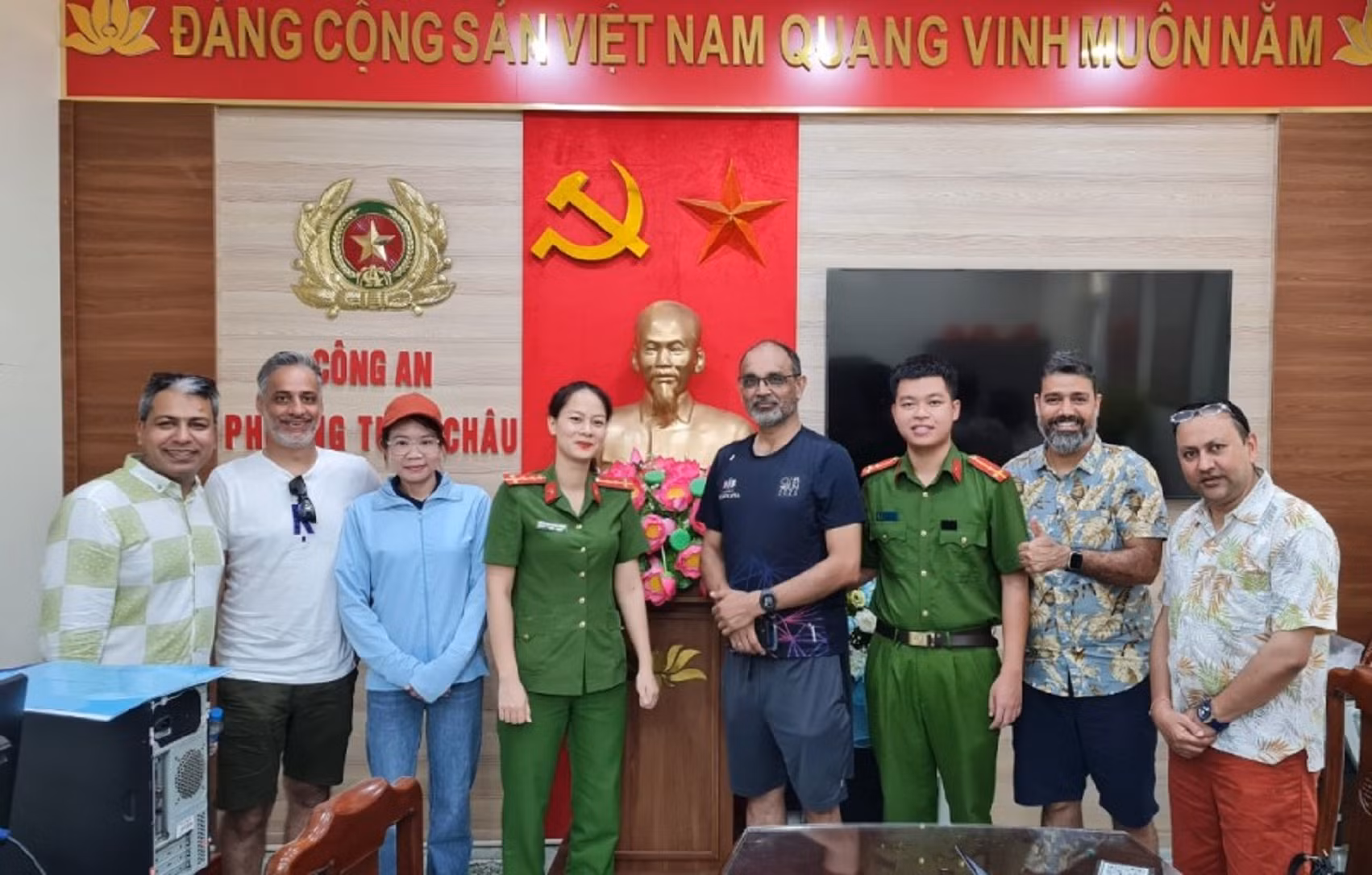 Nhanh chóng tìm, trao trả tài sản bị mất cho du khách nước ngoài -0