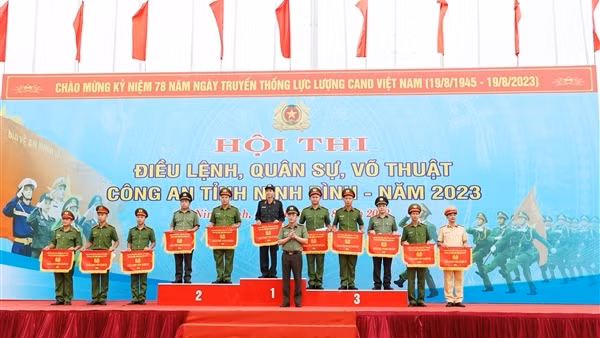 Công an Ninh Bình tổ chức Hội thi điều lệnh, quân sự, võ thuật