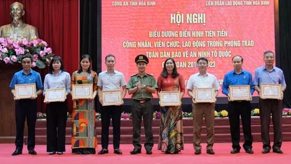 20 tập thể, cá nhân được tôn vinh trong phong trào Toàn dân bảo vệ ANTQ tại Hòa Bình