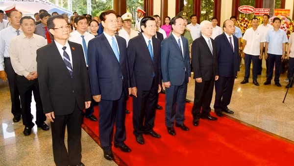 Chủ tịch nước Võ Văn Thưởng dâng hương tưởng nhớ cố Chủ tịch Tôn Đức Thắng