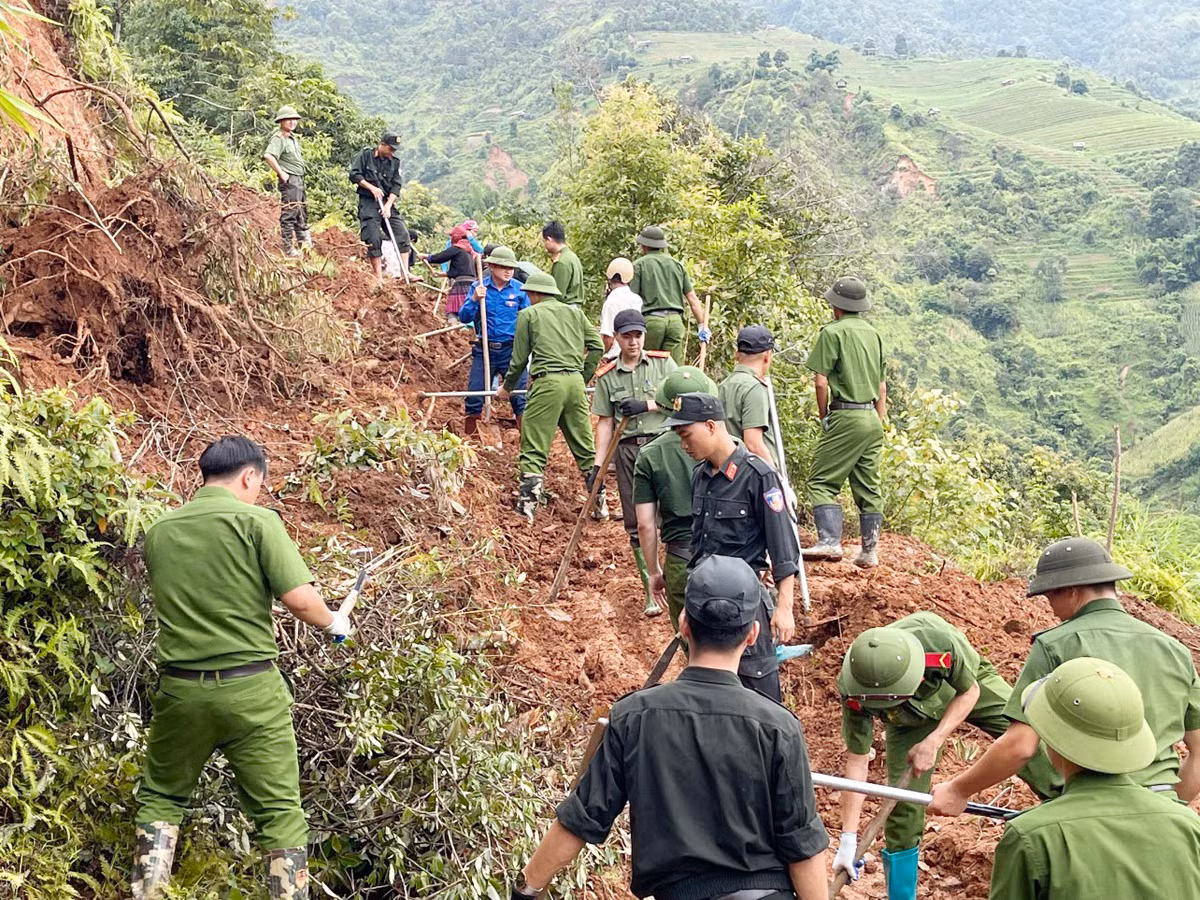 Lực lượng Công an giúp dân khắc phục hậu quả mưa lũ -2