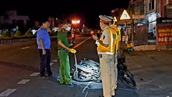 Đang đi bộ, người phụ nữ bị xe máy tông tử vong