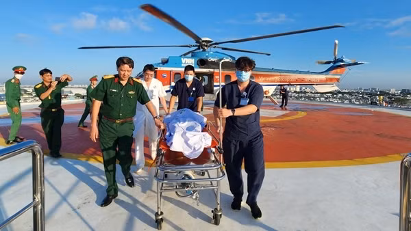 Kịp thời điều trực thăng đưa ngư dân từ đảo Phan Vinh về đất liền điều trị