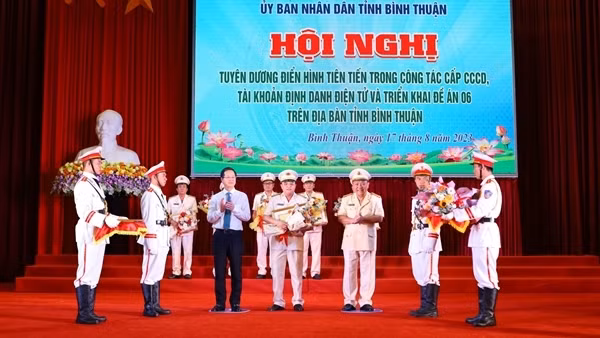 Công an tỉnh Bình Thuận tuyên dương, khen thưởng những điển hình trong triển khai Đề án 06