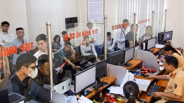 Người dân cấp tập đi làm thủ tục trước giờ G định danh biển số xe