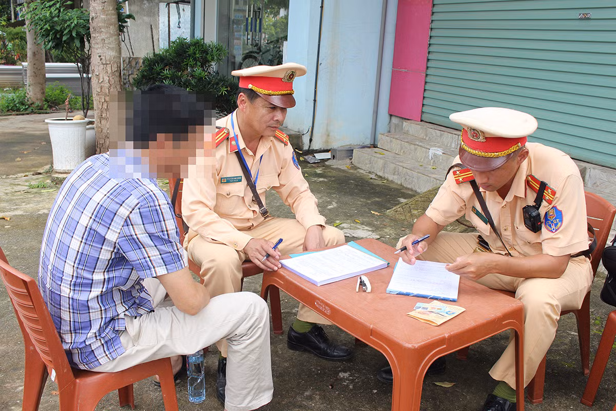 Xe khách, xe hợp đồng liên tiếp bị CSGT Sơn La “tuýt còi” -0