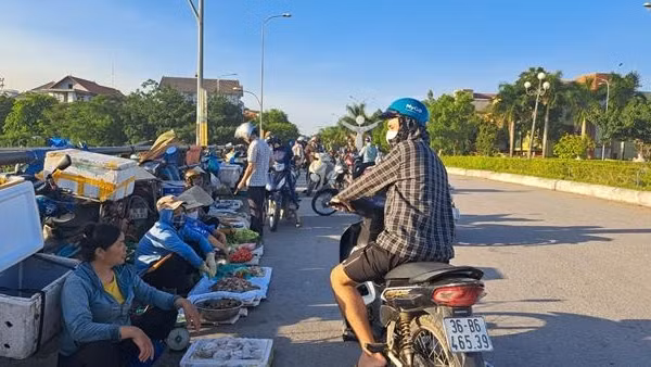 Tái diễn tình trạng lấn chiếm vỉa hè làm chợ ở Bỉm Sơn