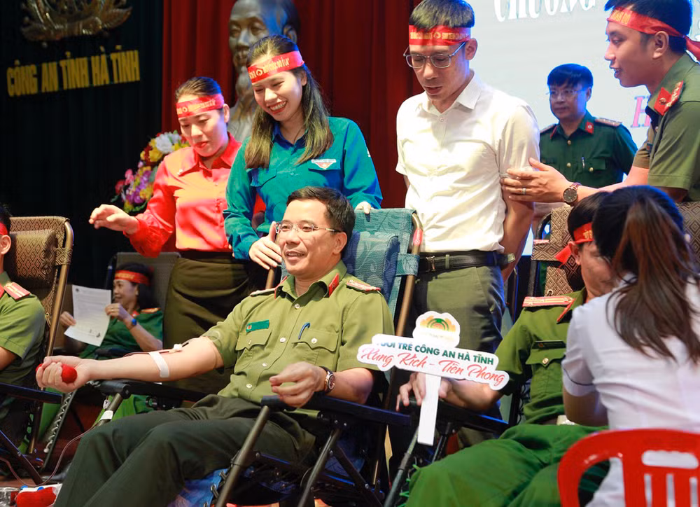 Giám đốc Công an Hà Tĩnh tham gia hiến máu tình nguyện -0